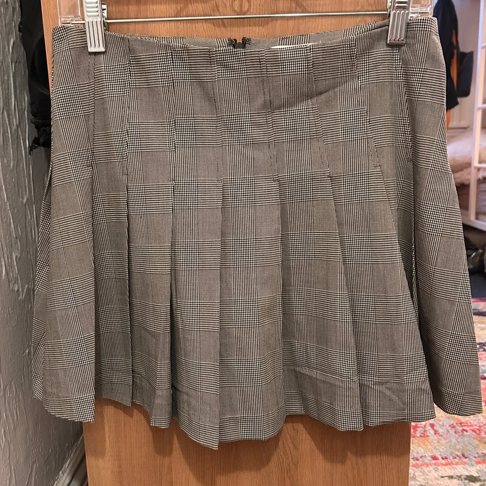 NWT H&M Classic Gray Plaid Women's Skirt. Size US 6